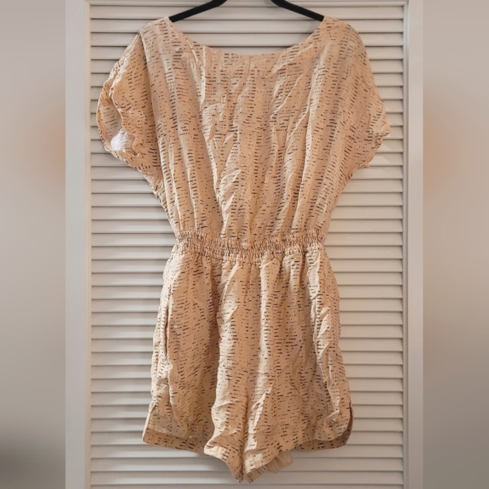 BCBGeneration- Short-Sleeve Romper With Pockets & Keyhole Back Detail
